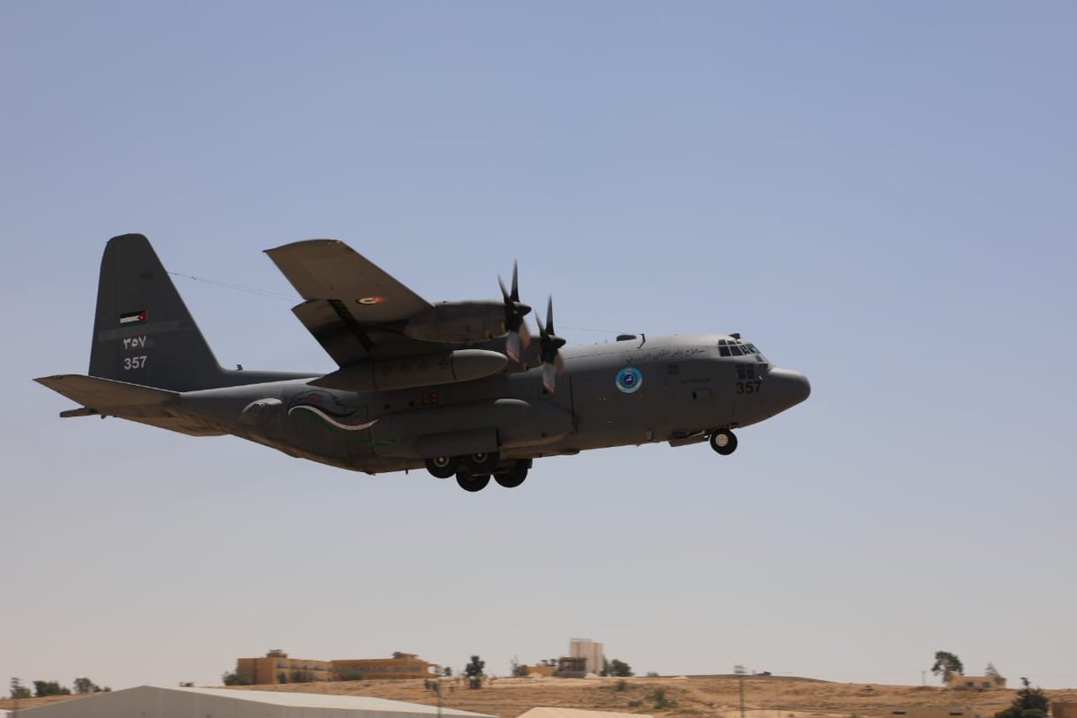 PrimeMinistry's tweet image. نفذت القوات المسلحة الأردنية – الجيش العربي اليوم الأحد، 3 إنزالات جوية على قطاع #غزة تحمل مساعدات إنسانية وغذائية، إحداها مع دولة #الأمارات العربية الشقيقة.
وتمت الإنزالات بواسطة طائرات من طراز C130 تابعات لسلاح الجو الملكي الأردني والقوات الجوية لدولة الإمارات، كانت محملة بـ…