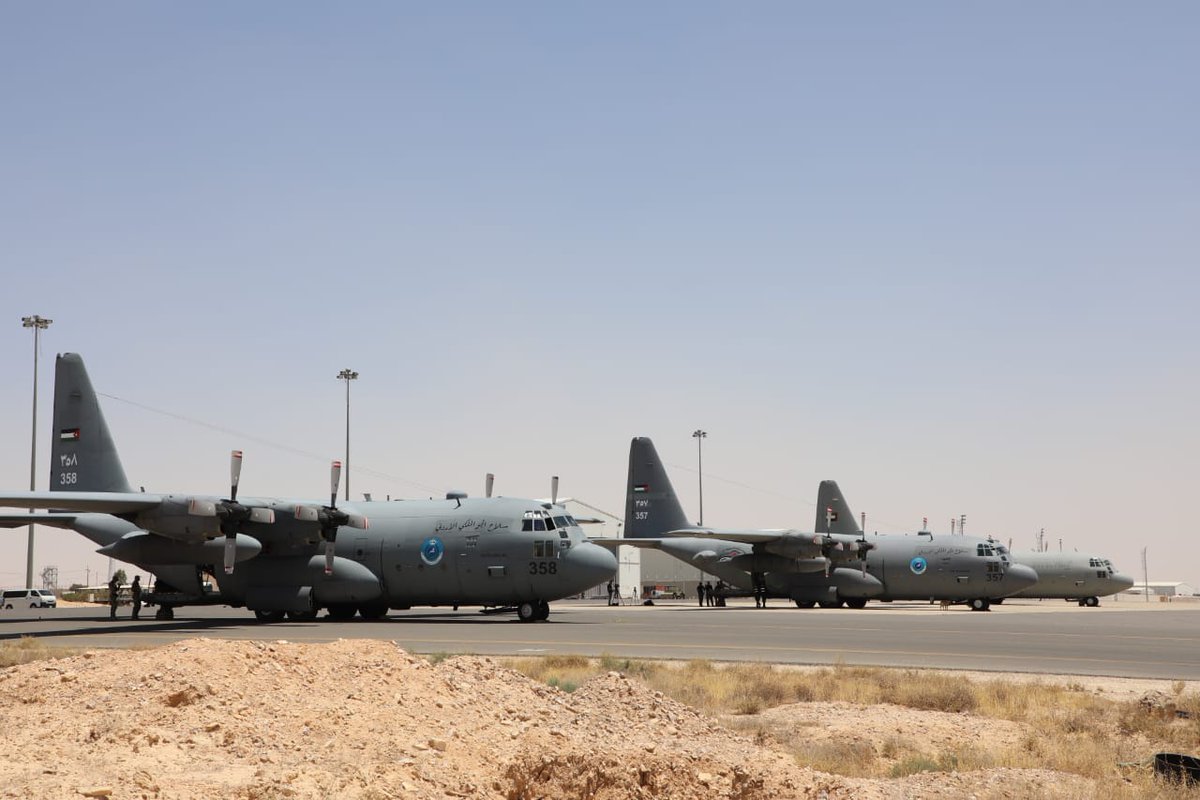 PrimeMinistry's tweet image. نفذت القوات المسلحة الأردنية – الجيش العربي اليوم الأحد، 3 إنزالات جوية على قطاع #غزة تحمل مساعدات إنسانية وغذائية، إحداها مع دولة #الأمارات العربية الشقيقة.
وتمت الإنزالات بواسطة طائرات من طراز C130 تابعات لسلاح الجو الملكي الأردني والقوات الجوية لدولة الإمارات، كانت محملة بـ…