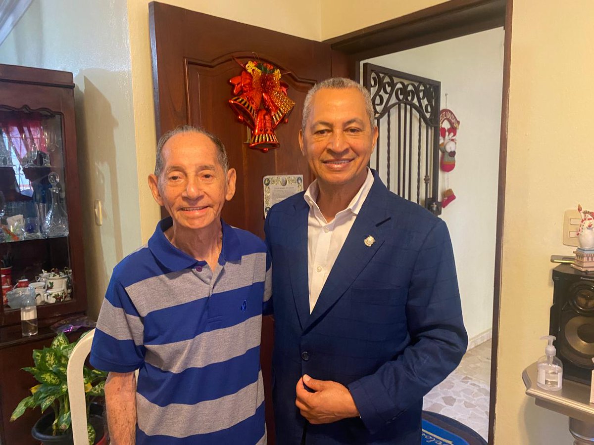 Mi padre no hablaba mucho, pero su ejemplo fue el mejor discurso.
Hoy, en el Día de los Padres, lo celebro como el faro que ha guiado mis pasos.
A él y a todos los padres presentes, amorosos y responsables: ¡felicidades!
#FelizDíaDelPadre #EjemploDeVida