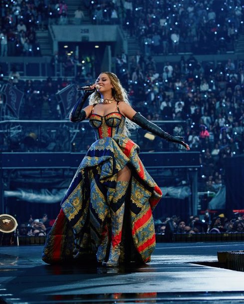 goIdicocks's tweet image. my cowboy carter show not only being the first to get break my soul but also had the best dress wow i mean wow