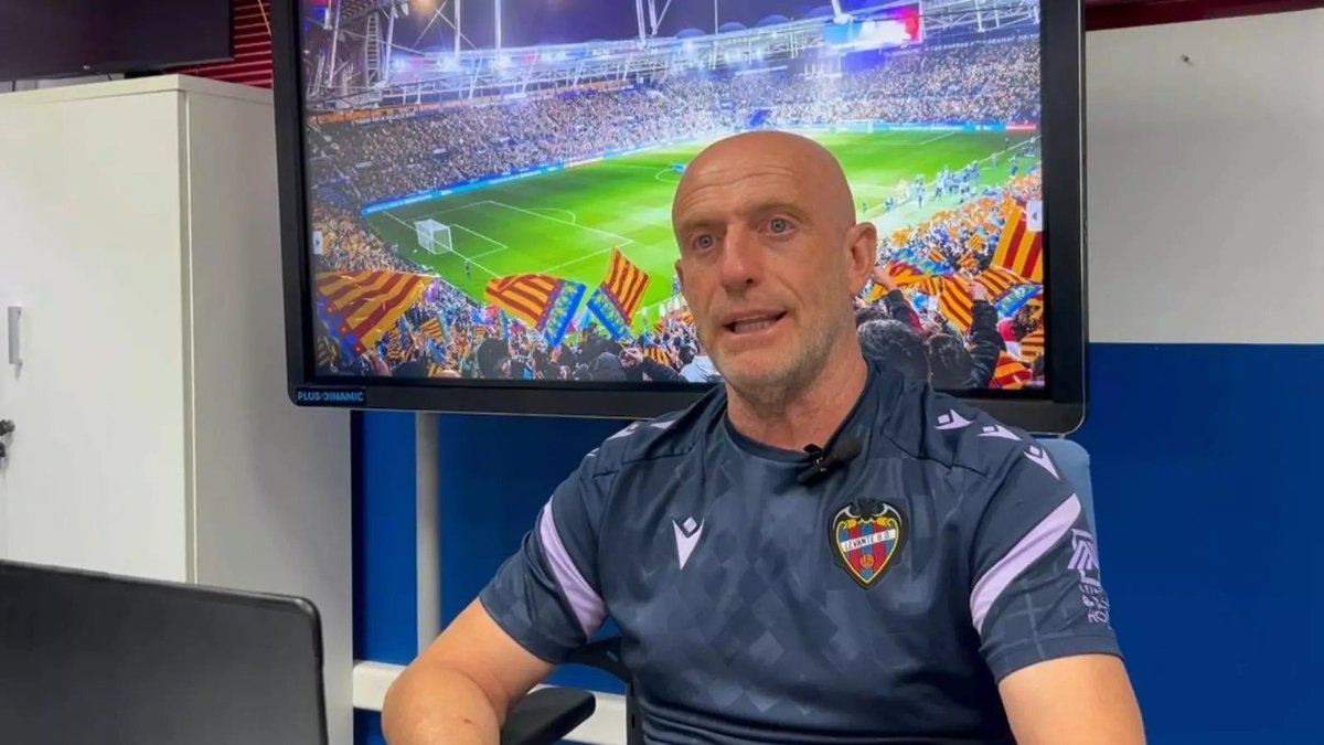 apuntesports's tweet image. ⚽️🐸 Hui hem vist la cara més sincera de l&apos;entrenador del @LevanteUD_Val, Julián Calero

Ha assegurat que el seu equip, en el retorn a Primera Divisió, serà un conjunt “reconeixible i interessant” que farà &quot;parlar molt&quot; i que no canviarà el seu estil de joc tot i el salt a la…