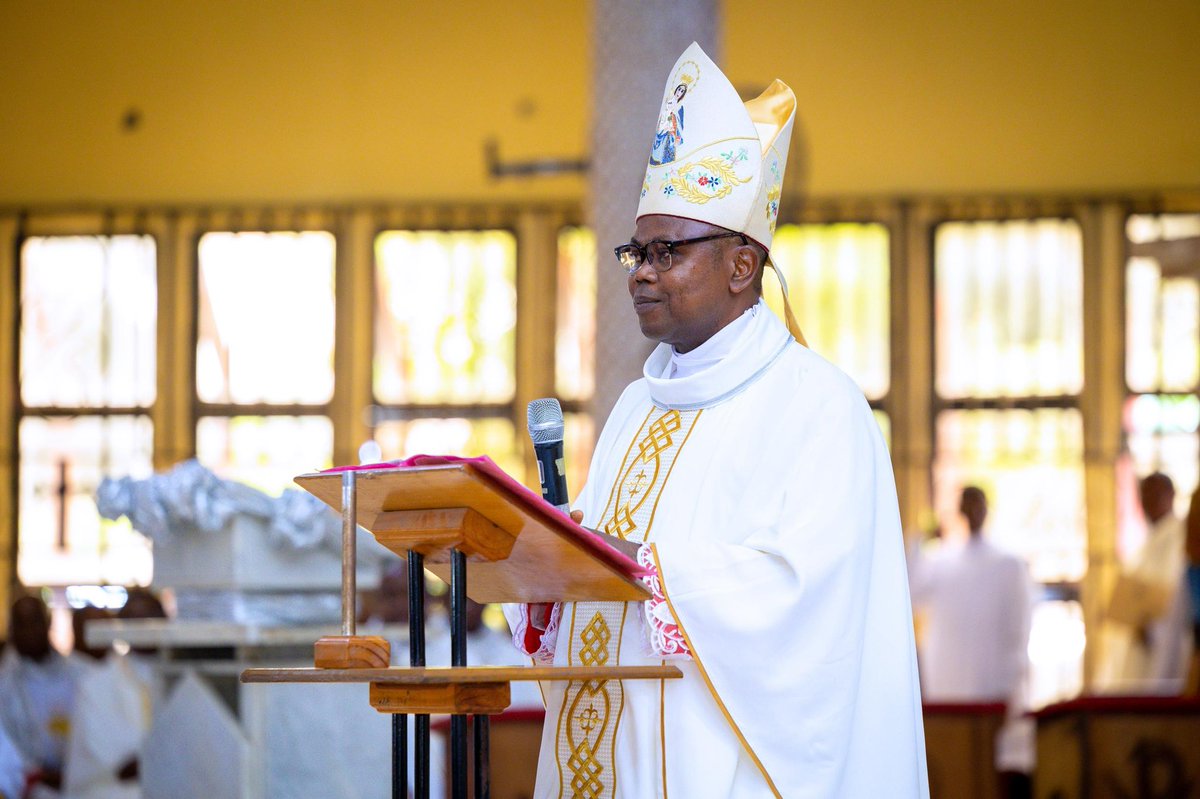 PNMbah's tweet image. I had the honour of joining the faithful at St. Mary’s Catholic Church, Udi, yesterday, to celebrate the Silver Jubilee of the Priestly Ordination of the Auxiliary Bishop of Enugu Diocese, Most Rev. Dr. Ernest Obodo, and his classmates.
On behalf of the government and the good…