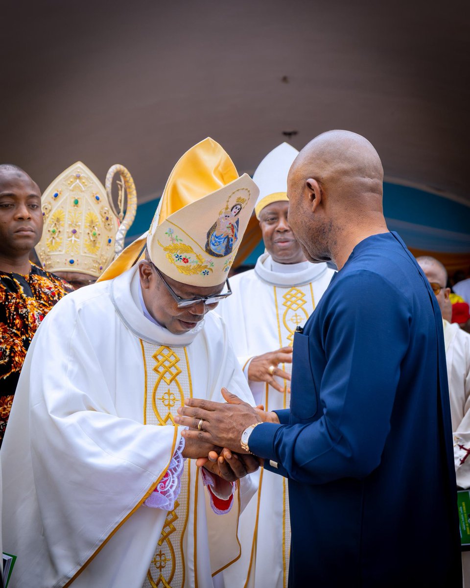 PNMbah's tweet image. I had the honour of joining the faithful at St. Mary’s Catholic Church, Udi, yesterday, to celebrate the Silver Jubilee of the Priestly Ordination of the Auxiliary Bishop of Enugu Diocese, Most Rev. Dr. Ernest Obodo, and his classmates.
On behalf of the government and the good…