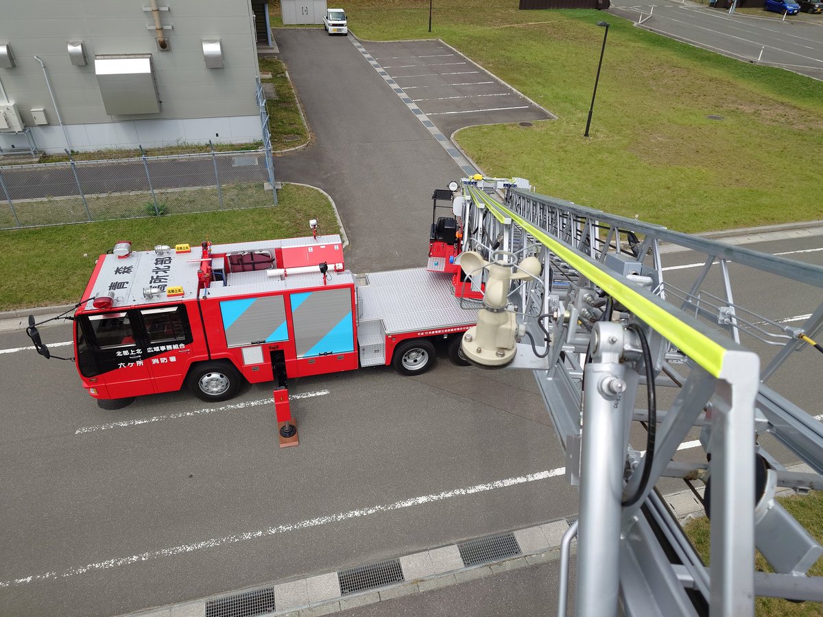 keaton_n18's tweet image. 朝イチでちょうど参加者がいなかったので、六ケ所消防署のはしご車に乗ってみました。高さ20mから見た #六ケ所フュージョンエネルギー研究所 。放水体験もやりました。いつもは子供優先だったので、初めて乗れた。楽しかったです。むつ研でもやって欲しい。#量研機構 #QST