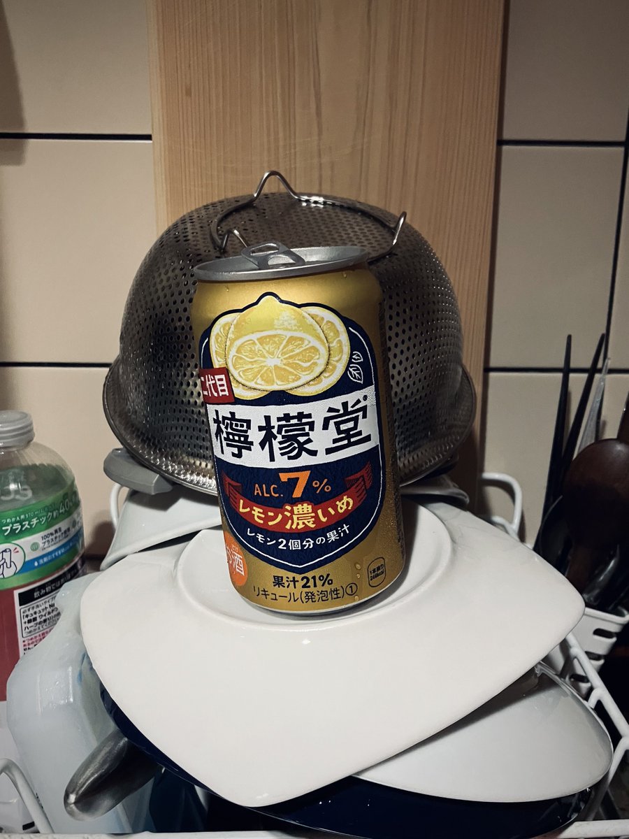1KE24W4's tweet image. 怪奇！ 食器洗い中に飲むタイプのキッチンドランカー