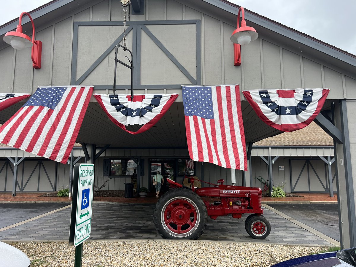 FredButt6's tweet image. Well we see IH is special treatment at the Machine Shed @maxarmstrong