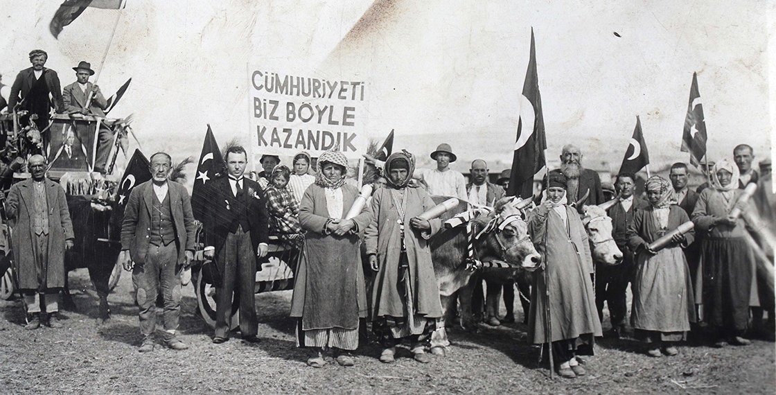 "Türkiye solu Cumhuriyet tartışmasında 'farz' ile 'sünnet' ikilemini aşamamıştır. Daha doğrusu ne anlama geldiğini henüz idrak edememiştir."

✍️ İnönü Alpat (<a href="/inonualpat/">inönü alpat</a>) yazdı...

ideo.org.tr/sunnet-degil-f…