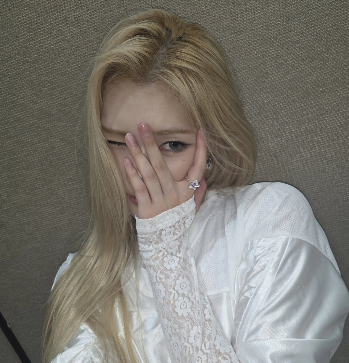 H2HLTLV's tweet image. 위버스 셀카 폭탄 달다...
