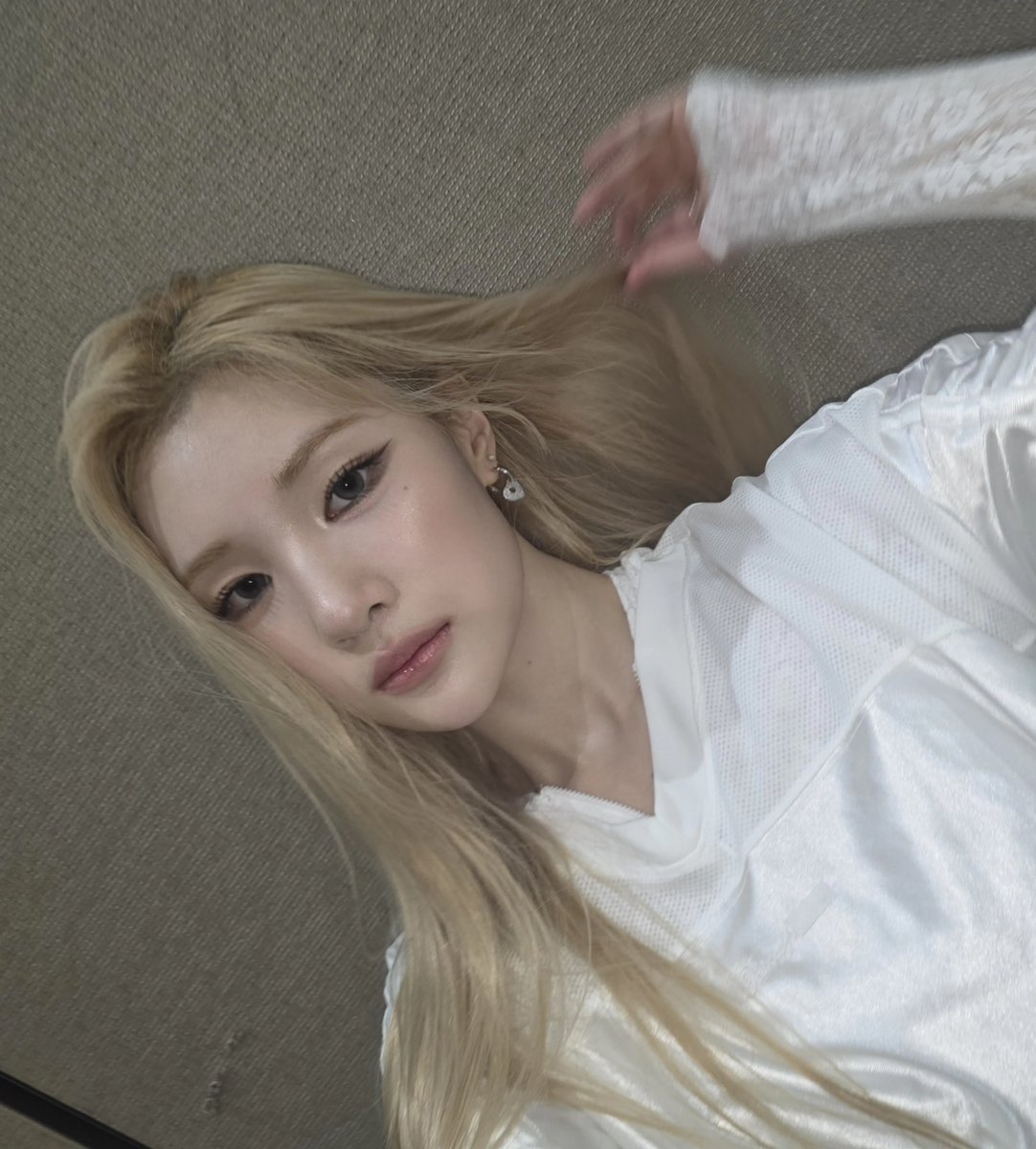 H2HLTLV's tweet image. 위버스 셀카 폭탄 달다...