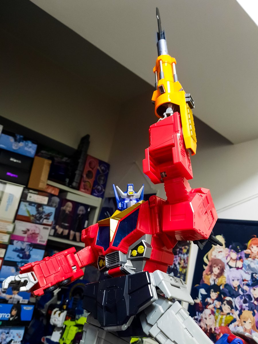 Kul0tsky's tweet image. Guy: &quot;Damn it, with GaoGaiGar&apos;s left arm broken, I can&apos;t use the Dividing Driver!&quot;

Star OP: &quot;Then allow me. I&apos;m borrowing this!&quot;

Guy: &quot;Optimus?!&quot;

Star OP: &quot;DIVIDING DRIVEEEEER!&quot;