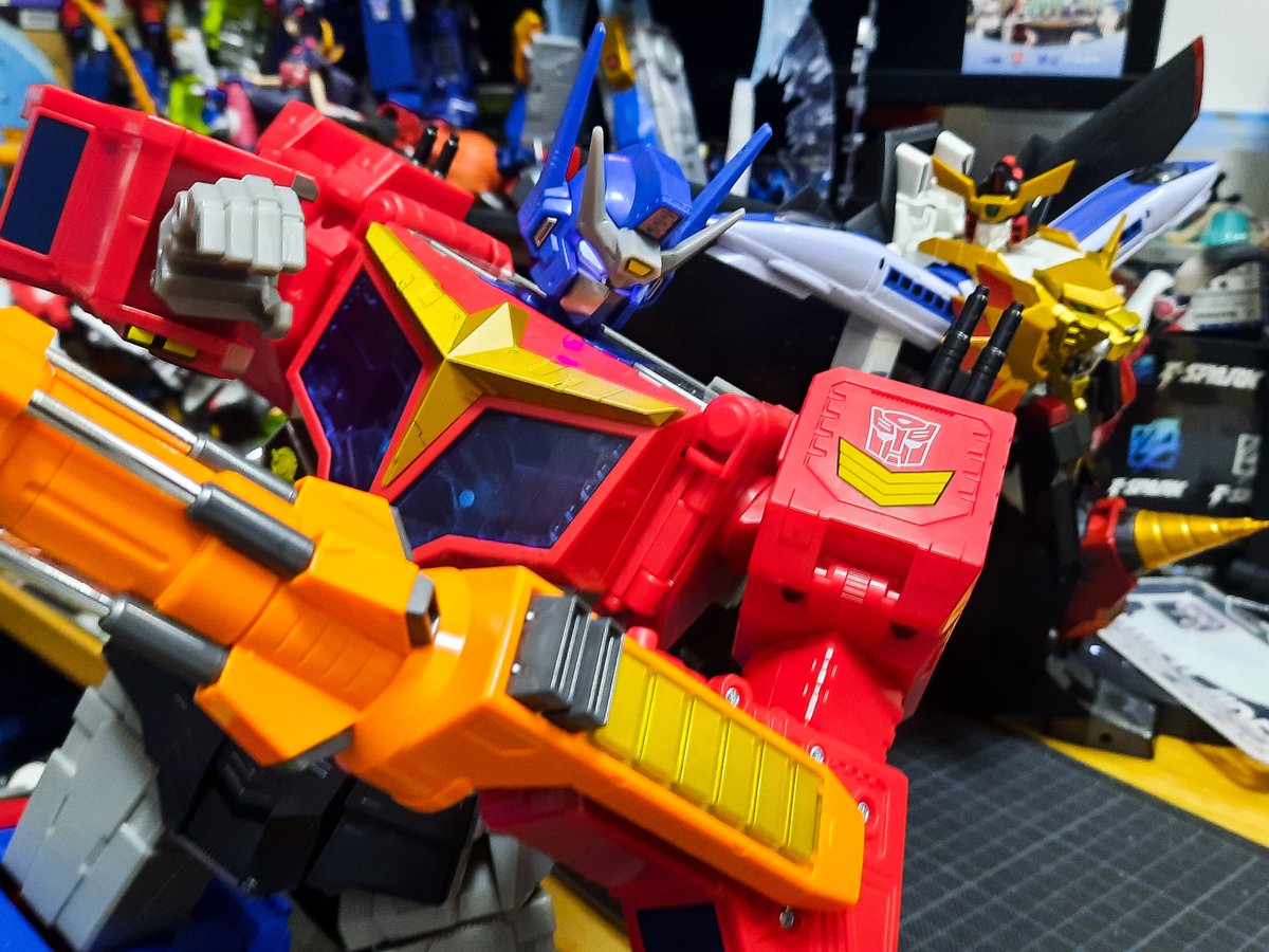 Kul0tsky's tweet image. Guy: &quot;Damn it, with GaoGaiGar&apos;s left arm broken, I can&apos;t use the Dividing Driver!&quot;

Star OP: &quot;Then allow me. I&apos;m borrowing this!&quot;

Guy: &quot;Optimus?!&quot;

Star OP: &quot;DIVIDING DRIVEEEEER!&quot;