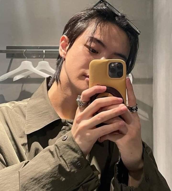 sangwonthingz's tweet image. Already missed Leo’s long hair 💔