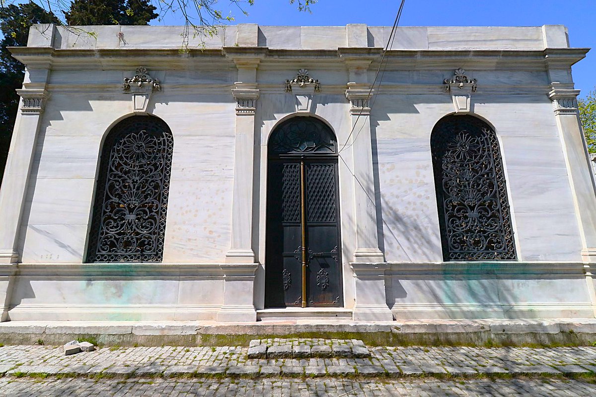 Koleksiyonerlerimizden II. Abdülhamid'in bahriye nâzırı, Osmanlı-Rus Harbi sırasında Karadeniz'de filo komutanı olarak görev yapan Hasan Hüsnü Paşa'yı vefatının (27 Temmuz 1903) sene-i devriyesinde rahmet ve minnetle yâd ediyoruz. 

Kadıköy'ün Hasanpaşa semtine yaptırdığı Camii