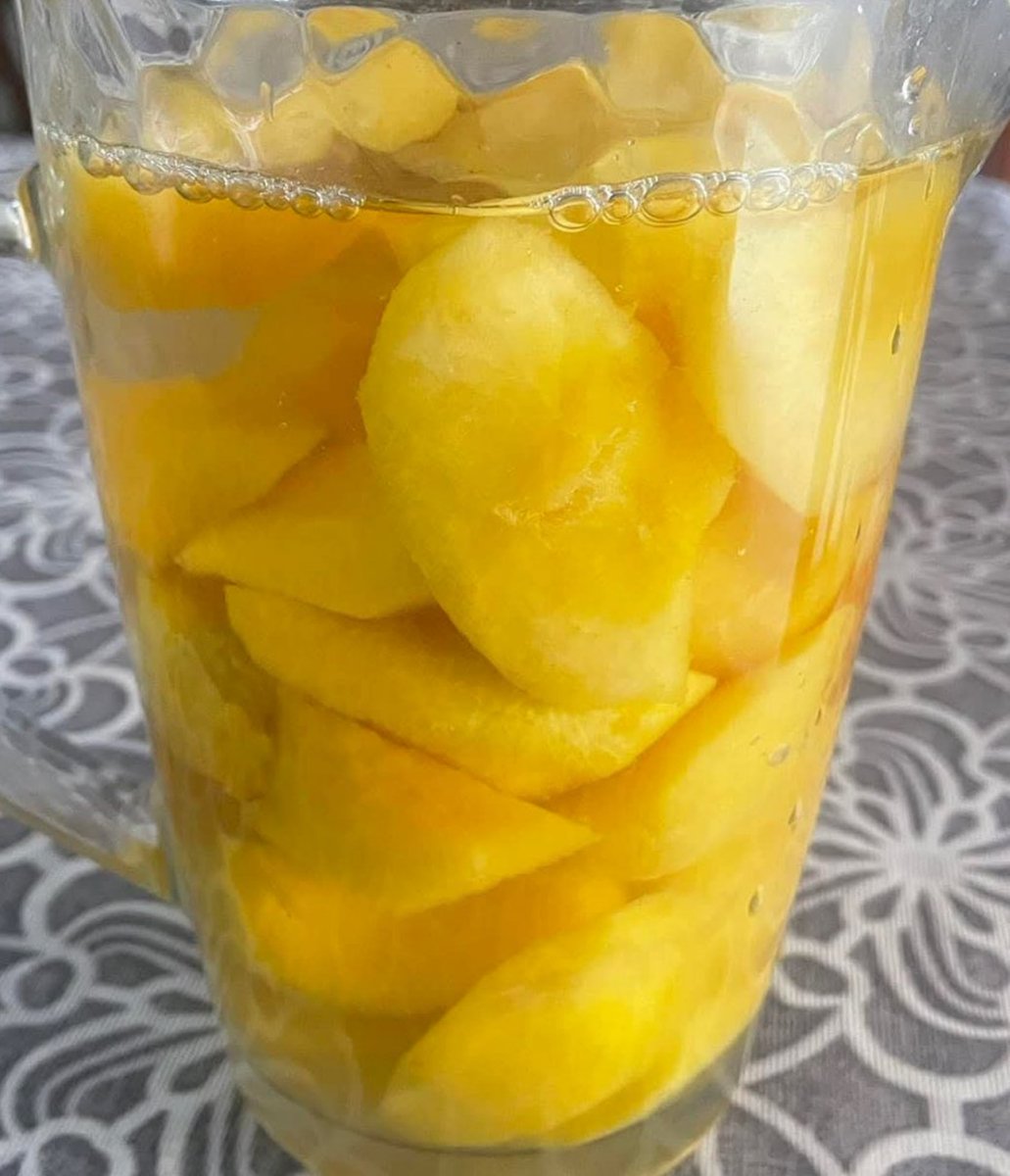 Giadaa2016's tweet image. A casa di amici ho trovato sul tavolo
la sangria napoletana... ò vin ca' percoche 🍑
(Vino bianco ghiacciato con pesche gialle)
Mi hanno riferito che è un
patrimonio dell'umanità🍷🍷🍷🍷🍷🍷🍷🍷🍷
Allora provare per credere
🥴🥴🥴🥴🥴🥴🥴🥴🥴