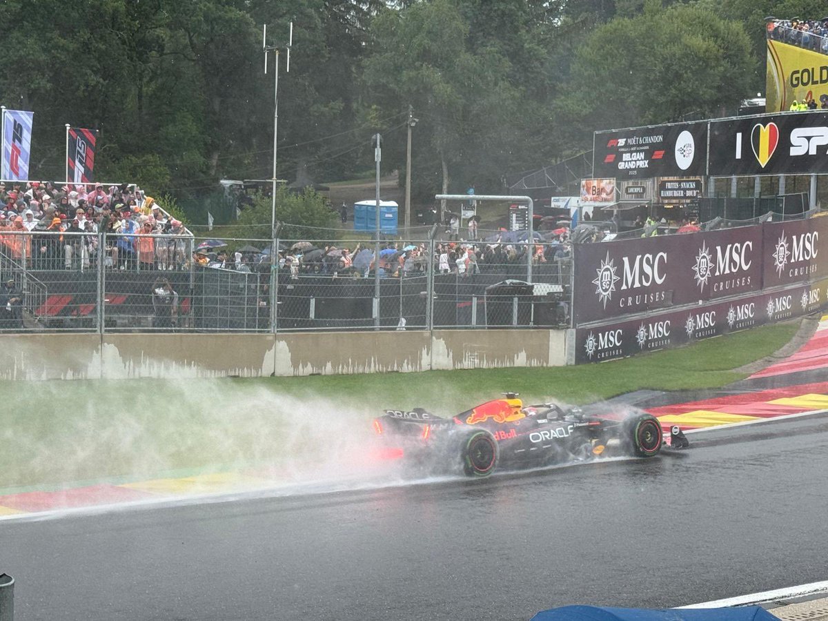 robertofunoat's tweet image. Giro dietro SC e subito bandiera rossa (altre foto) #F1 #BelgianGP #Race #RedFlag