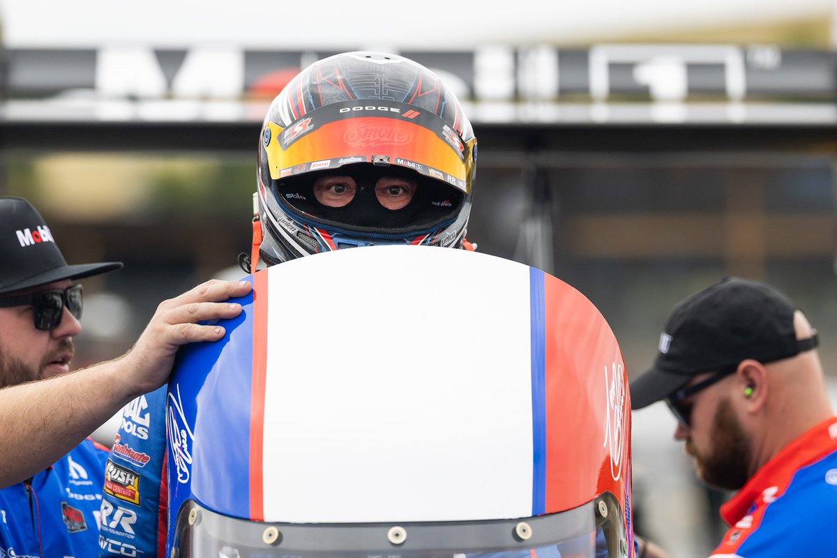 TonyStewart's tweet image. Took two more shots at it yesterday and improved our ET to a 3.700 @ 331.28 MPH. The #SonomaNats Nitro burning Eliminations action fires up at 10:30am PDT! 🔥
@TSRnitro | @Dodge
@mobil1 | @mobil1racing
#TSR #TonyStewartRacing #TopFuel #NHRA #TSRNitro #SRT #Dodge #RaceDay…