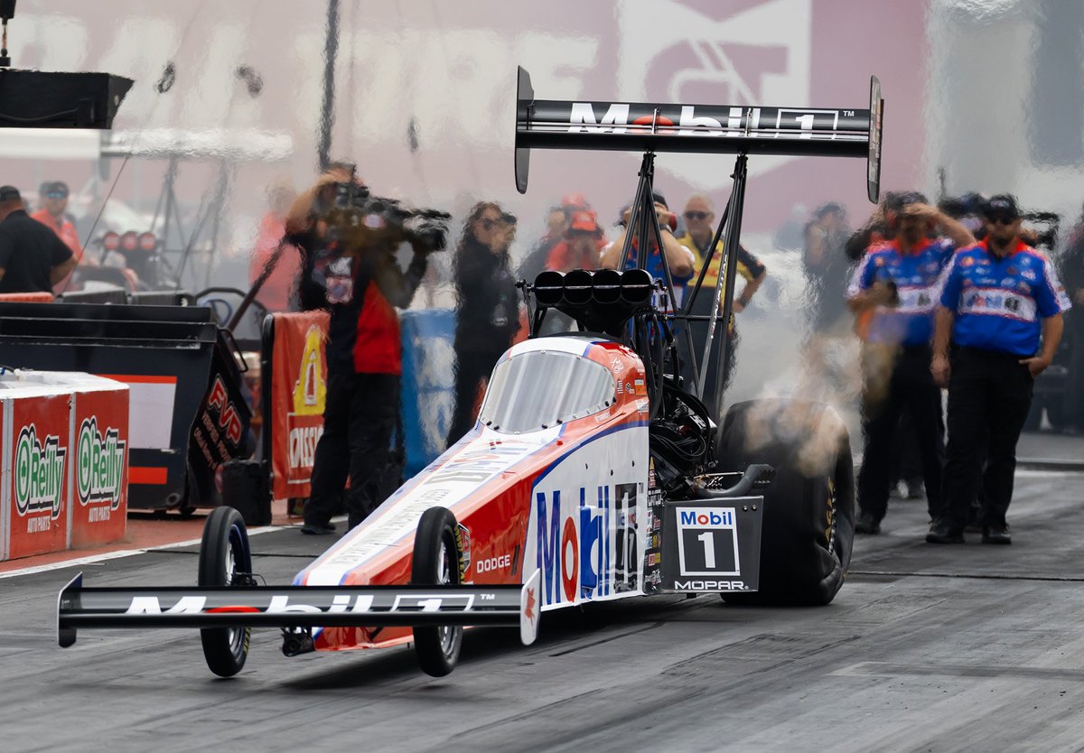 TonyStewart's tweet image. Took two more shots at it yesterday and improved our ET to a 3.700 @ 331.28 MPH. The #SonomaNats Nitro burning Eliminations action fires up at 10:30am PDT! 🔥
@TSRnitro | @Dodge
@mobil1 | @mobil1racing
#TSR #TonyStewartRacing #TopFuel #NHRA #TSRNitro #SRT #Dodge #RaceDay…