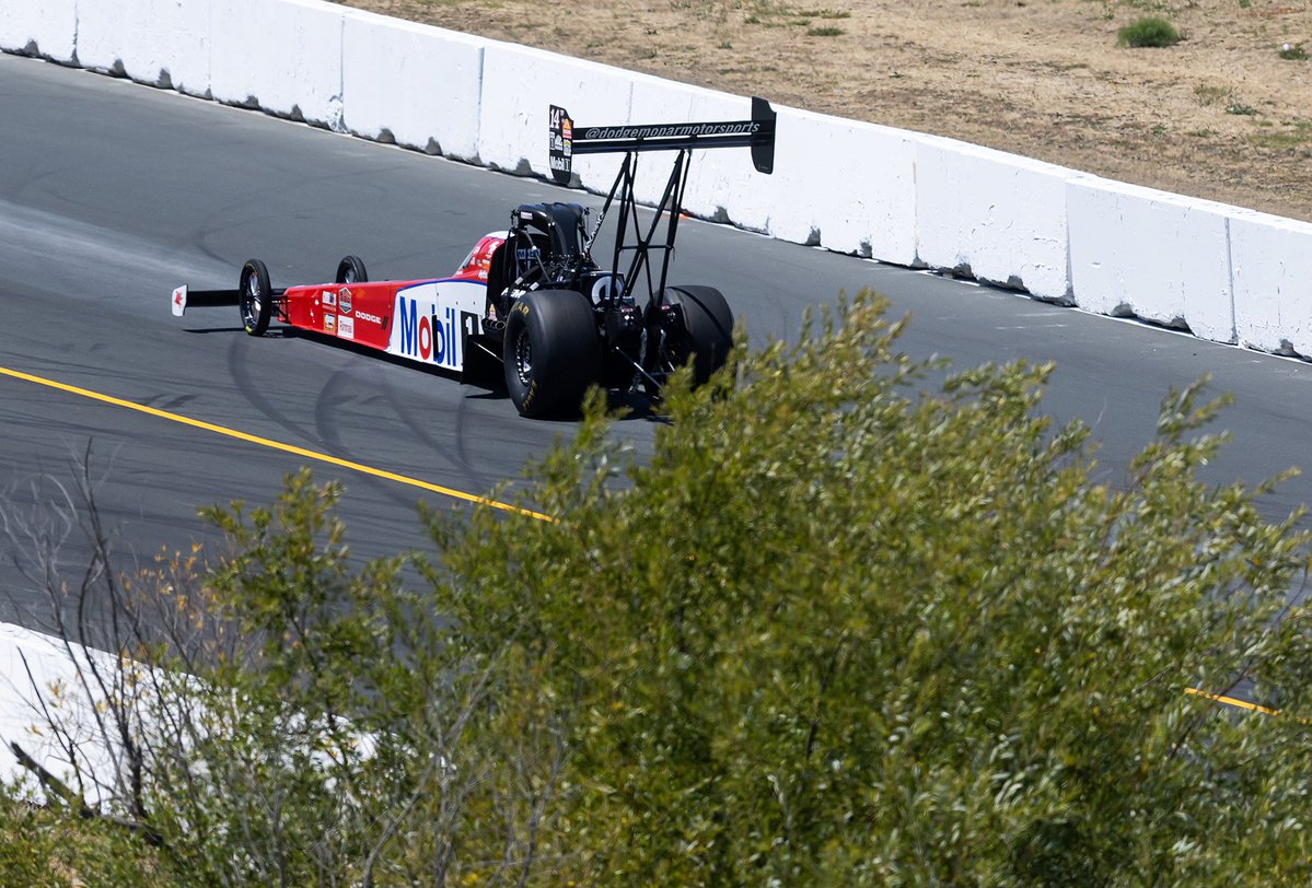 TonyStewart's tweet image. Took two more shots at it yesterday and improved our ET to a 3.700 @ 331.28 MPH. The #SonomaNats Nitro burning Eliminations action fires up at 10:30am PDT! 🔥
@TSRnitro | @Dodge
@mobil1 | @mobil1racing
#TSR #TonyStewartRacing #TopFuel #NHRA #TSRNitro #SRT #Dodge #RaceDay…