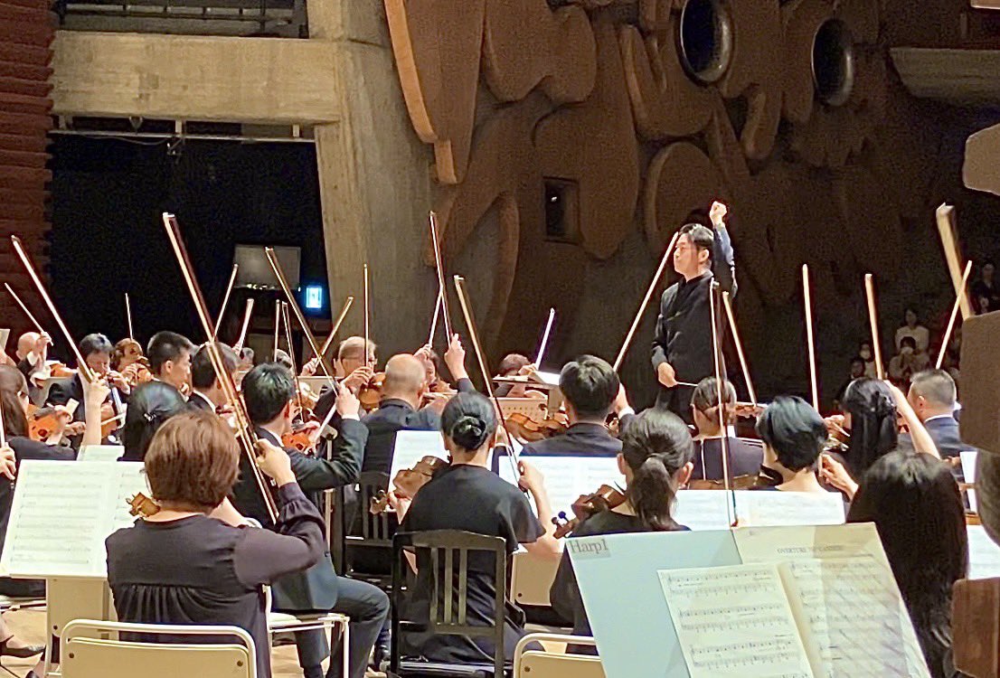 KosukeTsunoda's tweet image. 今日は夏休み子供音楽会。「音楽で世界旅行」を合言葉に、都響の素晴らしい演奏で世界各地の名曲を皆さんと楽しみました。関朋岳さんとはラヴェルのツィガーヌを。血湧き肉躍るソロで素敵でした✨来年5月からの東京文化会館休館により、このコンサートは今回で一区切りとなりますが、再開を楽しみに待…
