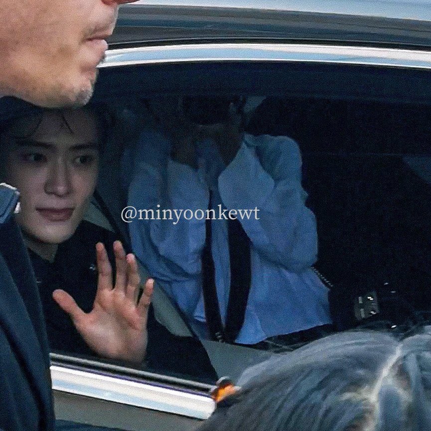 _jjeongjjh's tweet image. 차 안에 있는 재현이 좀 봐
너무 잘생겼어