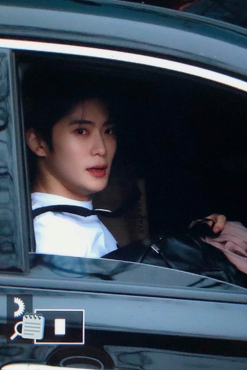 _jjeongjjh's tweet image. 차 안에 있는 재현이 좀 봐
너무 잘생겼어