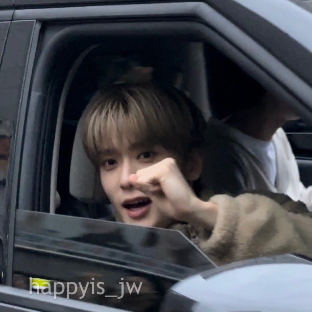 _jjeongjjh's tweet image. 차 안에 있는 재현이 좀 봐
너무 잘생겼어