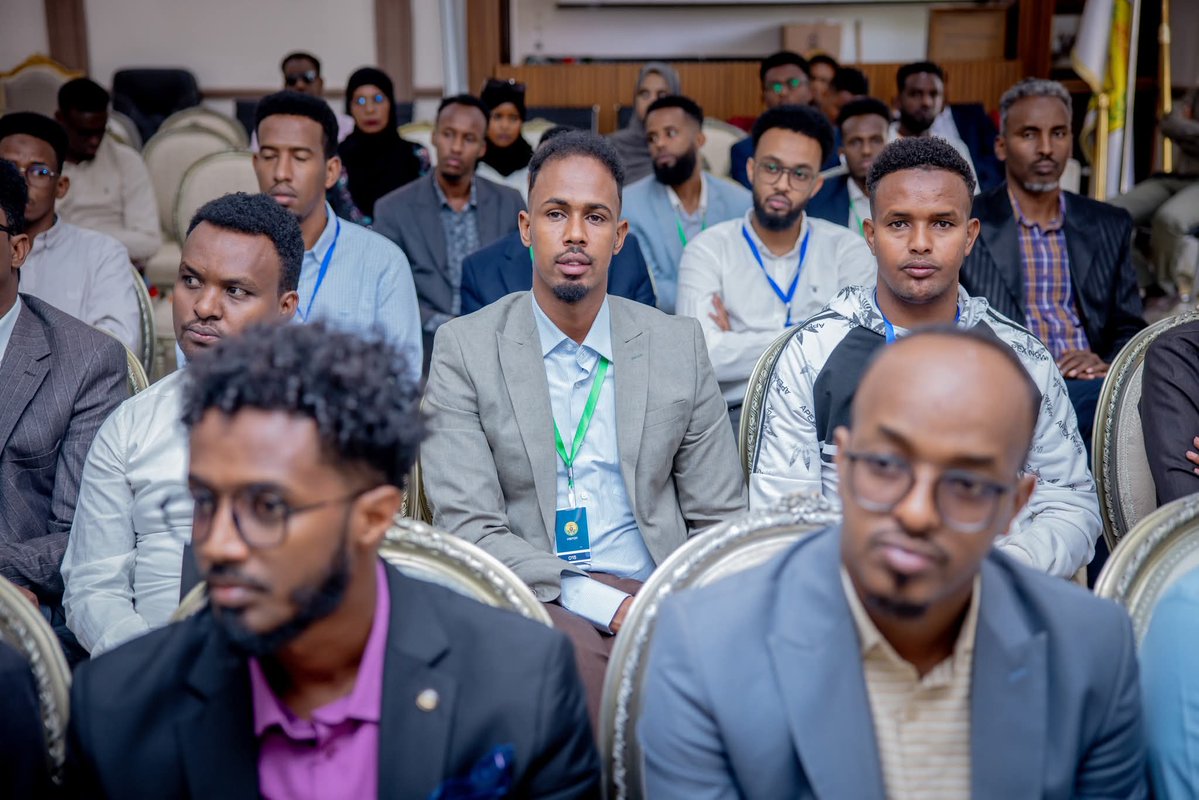 Presidencysl_'s tweet image. Vice President Engages Independent Media on Drought Response
His Excellency Mohamed Ali Aw Abdi, Vice President of the Republic of Somaliland and Chair of the National Drought Relief Committee, today chaired a high-level consultative meeting with leading representatives of the…