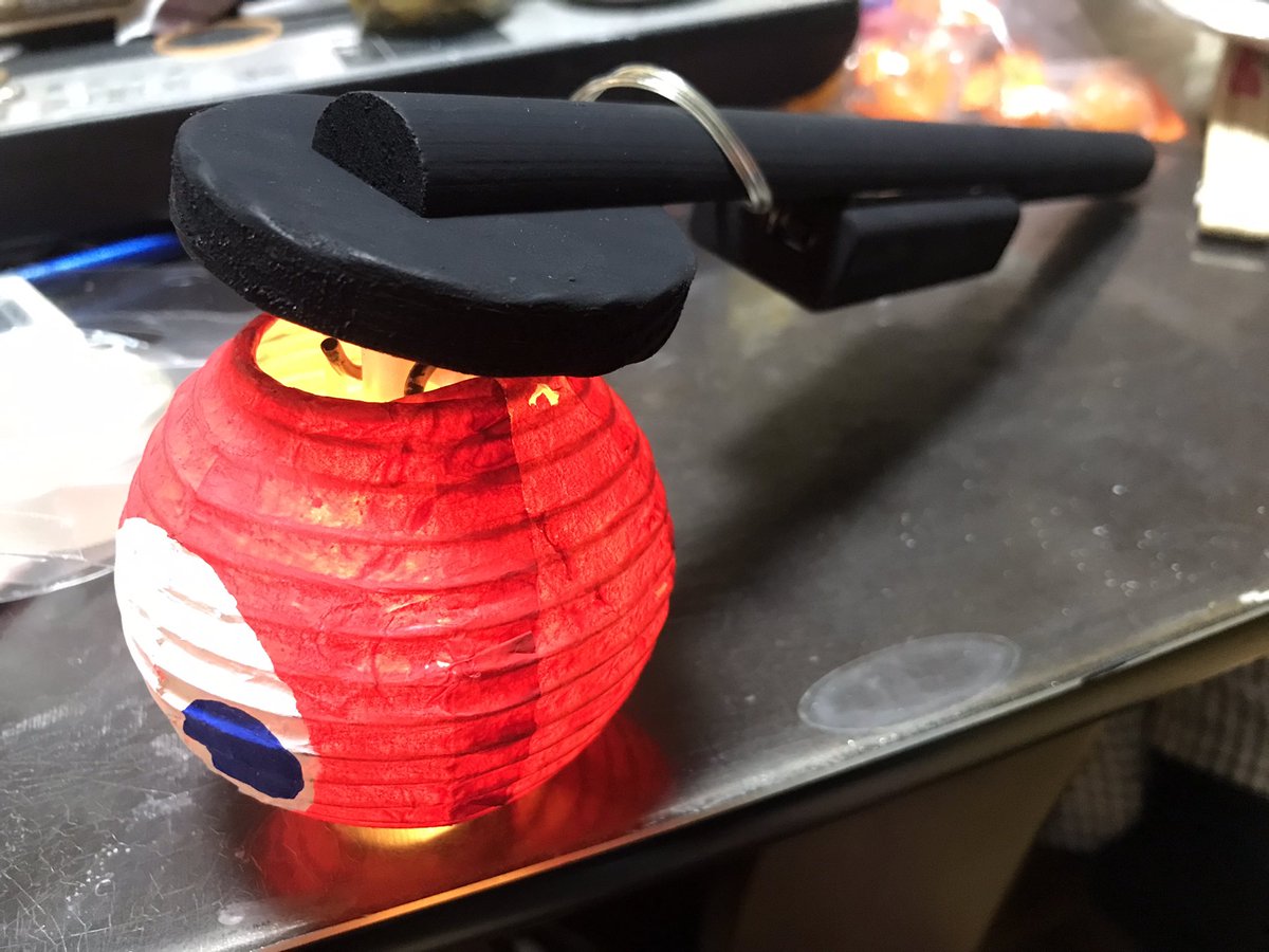 bicchee's tweet image. こみゃく提灯試作3号機、ロールアウト #こみゃく #大阪関西万博 #万博 3号機はフレームを自作。ハンズマンで買ってきた木材を切って貼り合わせて着色して作った。バッテリーボックスもフレームと一体化。提灯の雰囲気はよく出ていると思う。