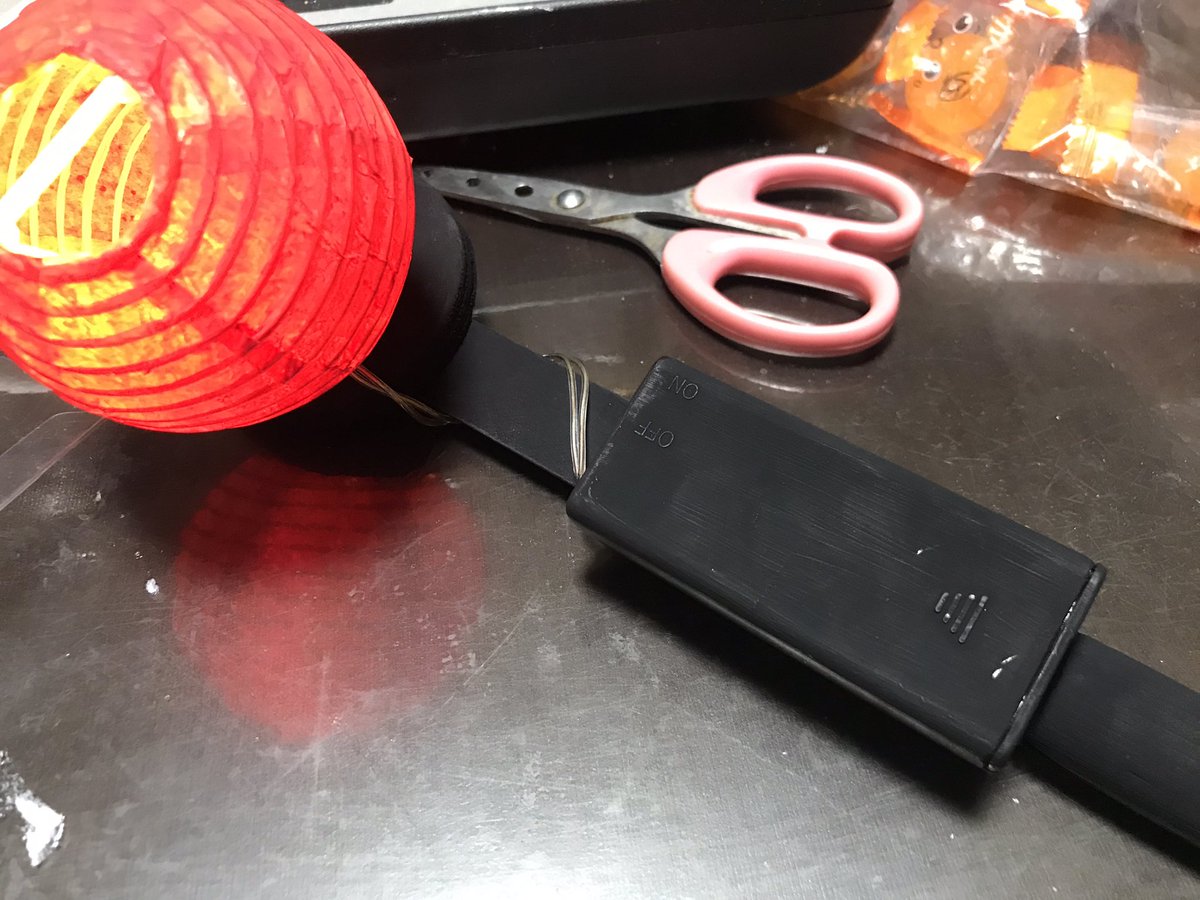 bicchee's tweet image. こみゃく提灯試作3号機、ロールアウト #こみゃく #大阪関西万博 #万博 3号機はフレームを自作。ハンズマンで買ってきた木材を切って貼り合わせて着色して作った。バッテリーボックスもフレームと一体化。提灯の雰囲気はよく出ていると思う。