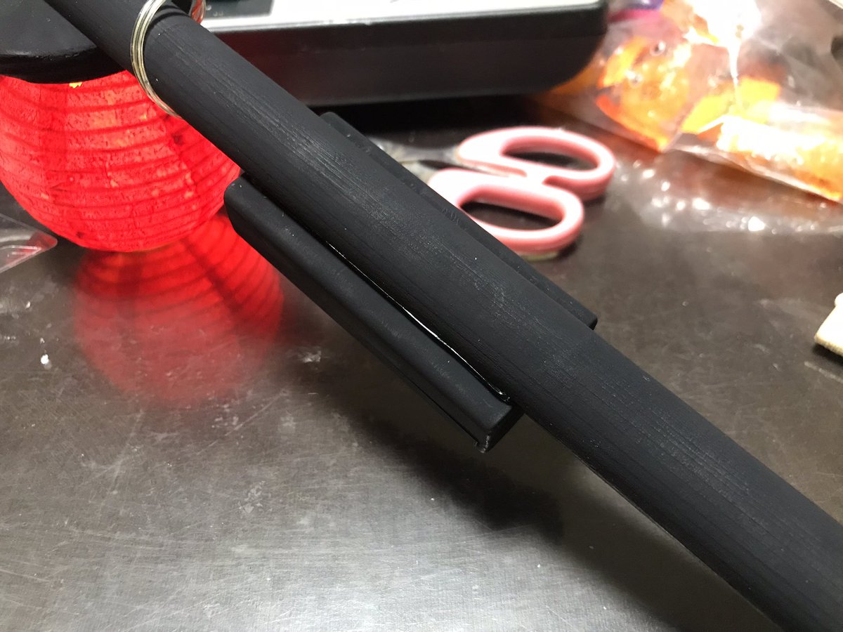 bicchee's tweet image. こみゃく提灯試作3号機、ロールアウト #こみゃく #大阪関西万博 #万博 3号機はフレームを自作。ハンズマンで買ってきた木材を切って貼り合わせて着色して作った。バッテリーボックスもフレームと一体化。提灯の雰囲気はよく出ていると思う。