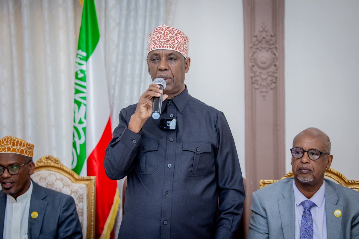 Presidencysl_'s tweet image. Vice President Engages Independent Media on Drought Response
His Excellency Mohamed Ali Aw Abdi, Vice President of the Republic of Somaliland and Chair of the National Drought Relief Committee, today chaired a high-level consultative meeting with leading representatives of the…