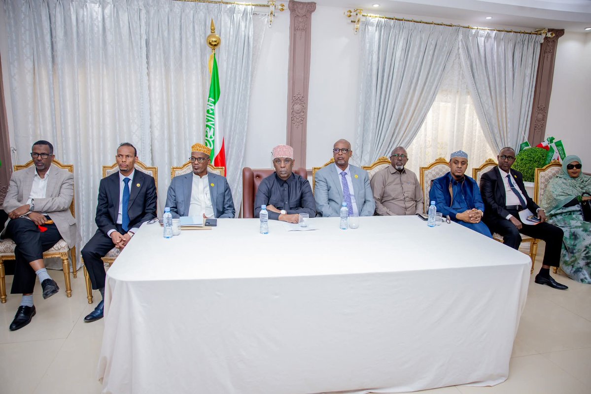 Presidencysl_'s tweet image. Vice President Engages Independent Media on Drought Response
His Excellency Mohamed Ali Aw Abdi, Vice President of the Republic of Somaliland and Chair of the National Drought Relief Committee, today chaired a high-level consultative meeting with leading representatives of the…