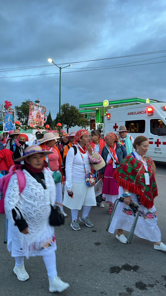 luismiguelbaraa's tweet image. Llegando miles de peregrinos procedentes de Querétaro, aproximadamente cien mil, entre mujeres, hombres y ciclistas ingresando por Tlalnepantla rumbo a la Basílica de Guadalupe. Precaución @tumperegrino