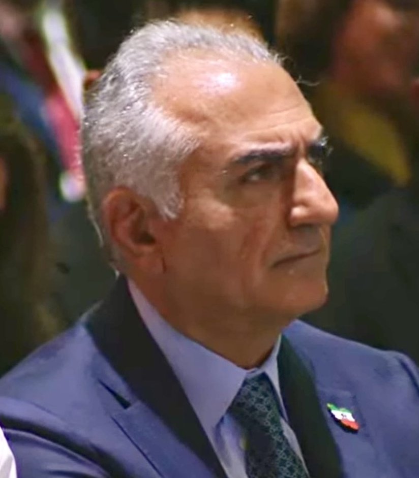 بدون تعارف و از ته دل
یک جمله براش بنویس
#پدر_ایران