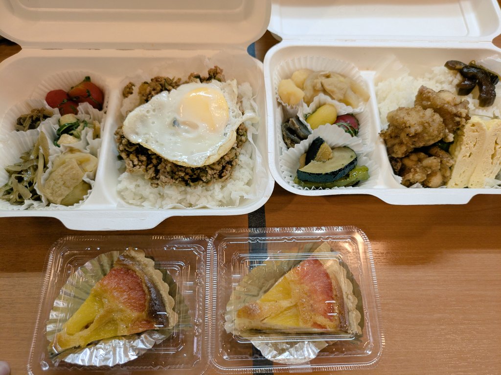 yamaguchi_yuka_'s tweet photo. 南部屋マルシェへ
お昼の弁当、本日限りのタルトとコーヒー
お店の中は、ゆっくり見る時間がなかったのですが、可愛い手作りのものであふれてました!
キュート過ぎる!
#柏原市 #うまいもん南部屋 #okome #南部屋マルシェ #グルテンフリー @0720nambuya0308 https://t.co/u0vpt0RWaN