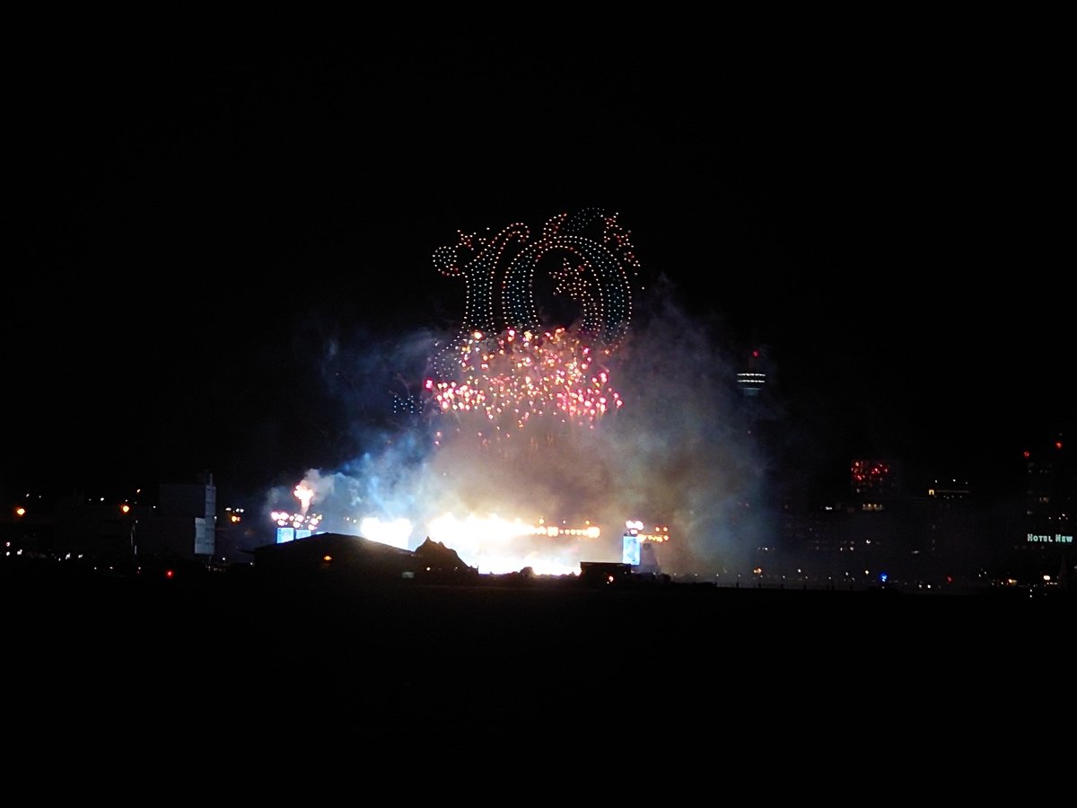 calpico1025KHK's tweet image. 船上から山下公園でやってたMrs. GREEN APPLEのライブ演出見れて面白かったw
ドローンや花火凄かったわw