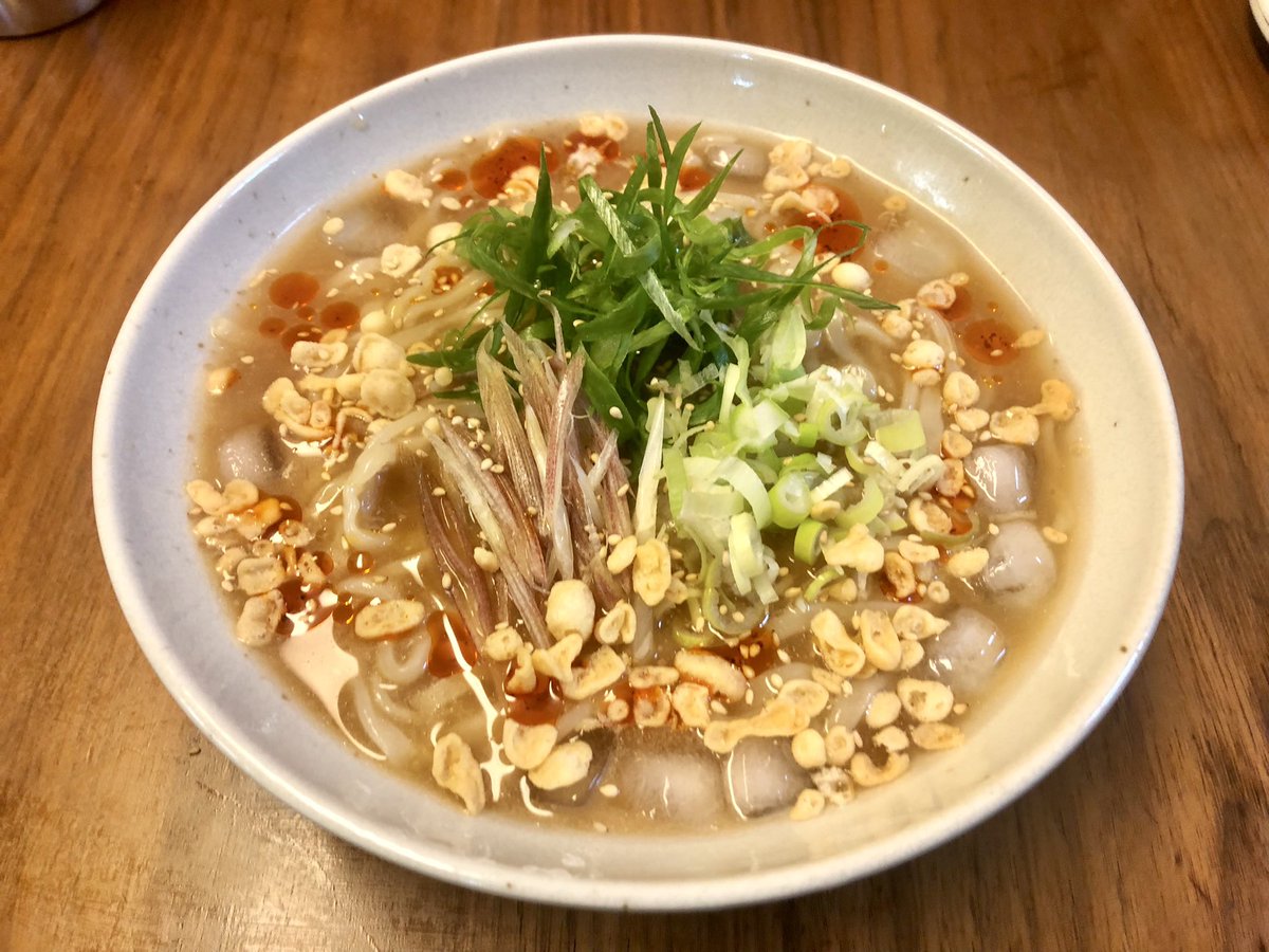 冷やし担々麺
浅草開化楼の太麺をしっかり茹でて氷水で〆る
胡麻ドレッシングと創味のつゆを冷水で割ってシークワサー果汁で酸味を加える
九条葱と茗荷を添えて天カスを散らす
自家製辣油を垂らして完成
冷たくて、甘酸っぱ辛い一杯に仕上がりました(^-^)
#自作ラーメン研究会
#創味のつゆ
#浅草開化楼