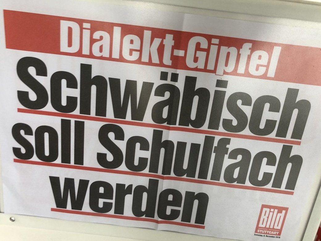 peterunfried's tweet image. Jede Menge Autos sind seit Ferienbeginn aus Kreuzberg verschwunden. Das heißt, dass viele Berliner für den Sommer wieder dahin zurück gegangen sind, von wo sie einst hergekommen sind.
Also zurück nach Tuttlingen, Meckenbeuren, Bad Schussenried und Ratzenried.