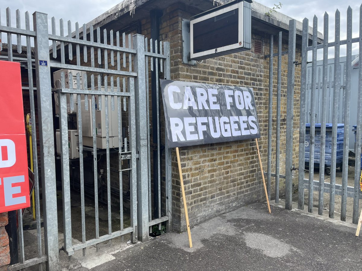 Louise Birch (@louiseb_neu) on Twitter photo Proud to be <a href="/NEUnion/">National Education Union</a> standing against the far right in Epping with <a href="/AntiRacismDay/">Stand Up To Racism</a> Proud to be <a href="/NEUnion/">National Education Union</a> standing against the far right in Epping with <a href="/AntiRacismDay/">Stand Up To Racism</a>