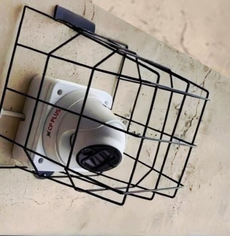किसी ने चोरी से बचने के लिए CCTV कैमरा लगवाया था,
 अब CCTV कैमरा ही चोरी होने का खतरा है!!😂😝