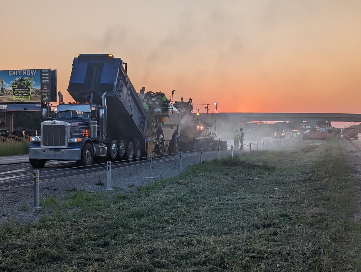 WisconsinDOT's tweet image. Crews are in the second year of a multiyear improvement project on I-41 in Fond du Lac and Winnebago counties to provide drivers with a smoother surface and decrease future maintenance costs. More info: projects.511wi.gov/i41fdloutrehab/ #WorkingForYou