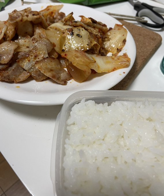 🤤풍산김치 아마존에서 산 풍산김치가 너무 맛있는 
사건이다 마트에서 사천원짜리 얇은고기사다가 고기랑 
김치랑 같이 구워먹음!  
이게 한국이지..