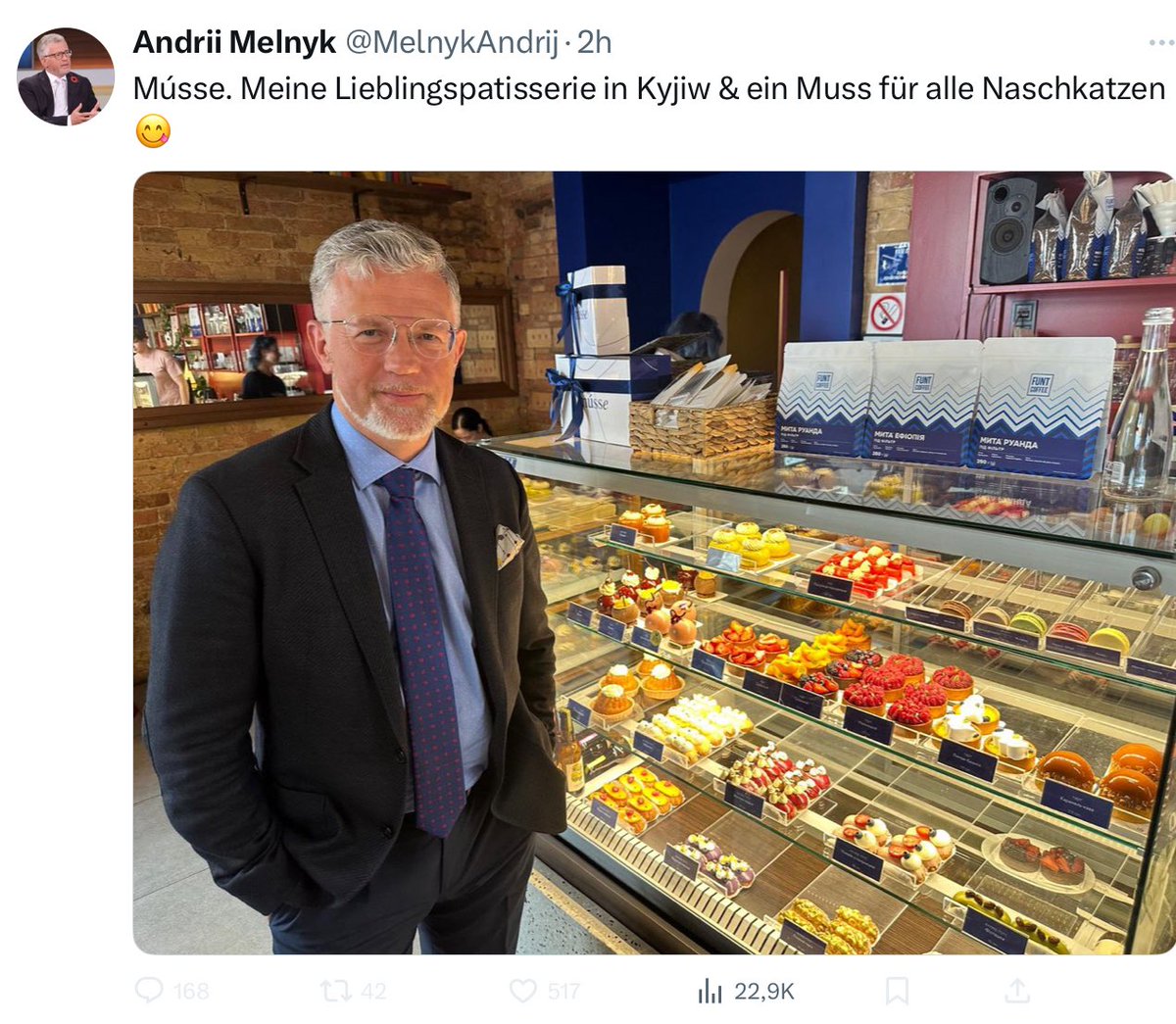 VceOfReason's tweet image. Herr Melnyk, ein Frage! (Sie haben mich ja leider blockiert, nachdem ich das Video hochgeladen habe, in dem Sie sich bei Tilo Jung so wohlwollend über Stepan Bandera geäußert haben)
Kaufen Sie in Ihrem Maßanzug den Soldatennaschkatzen an der Front auch etwas, Sie Naschkatze?
