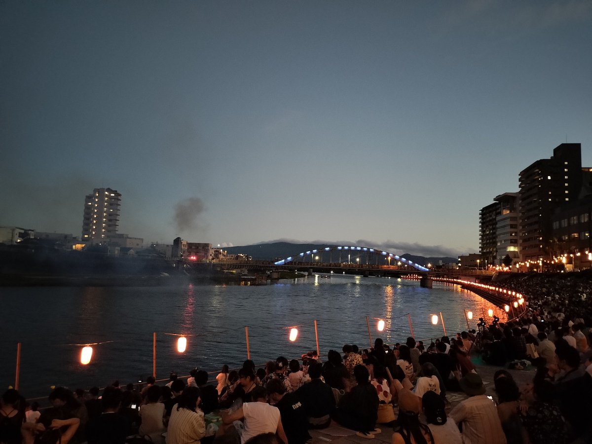 tn1821's tweet photo. 沼津の花火大会に行ってきました

今年は有料観覧席で

フィナーレのナイアガラで、
MY舞☆TONIGHTが流れたときは感動した

引っ越す前の年⇒ライブビューイング
1年目⇒対岸無料席。曲聴こえず
2年目⇒有料席に一番近い場所。微かに聴こえた
3年目⇒有料席。

3度目の正直でやっと聴けた
感動した https://t.co/I4dslLsrtI