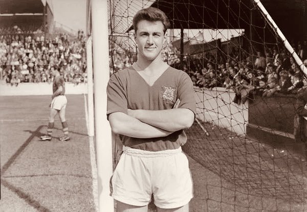 Anyone recognise this Leeds player? Made 21 appearances between 1959-61 and later became a vicar! Good shot of the Scratching Shed too when it looks to have been popular with families and kids. 
#LUFC #50sLeeds #ALAW