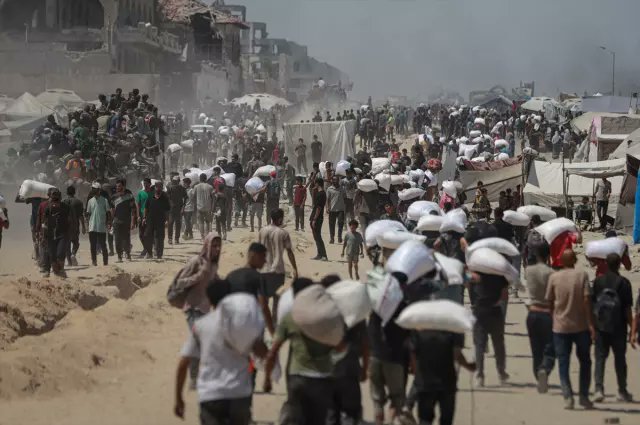 Dün Ashab-ı Uhdud..
Bugün Ashab-ı Gazze..

Dün ateşin başında oturmuş, inananlara yaptıklarını seyredenlerin yerini;
Bugün uzakta oturmuş inananların açlıktan ölmelerini izleyenler almış..

#GazzeAçlıktanÖlüyor