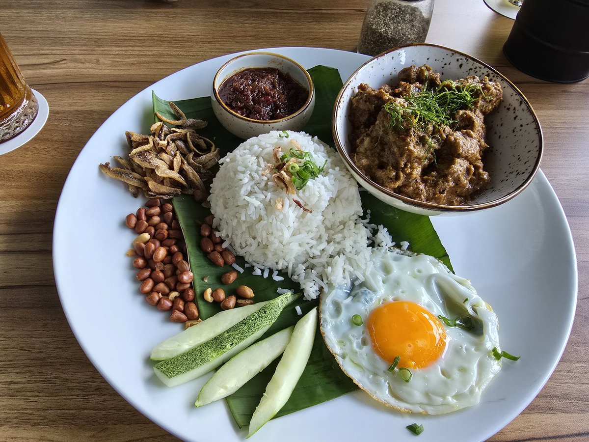 MrAnonymous_07's tweet image. Found a new spot for nasi lemak..
Sambal 8/10 not too sweet not too spicy
Beef rendang 9/10 easy to chew, flavorful and generous portion..
Definitely will come here again
