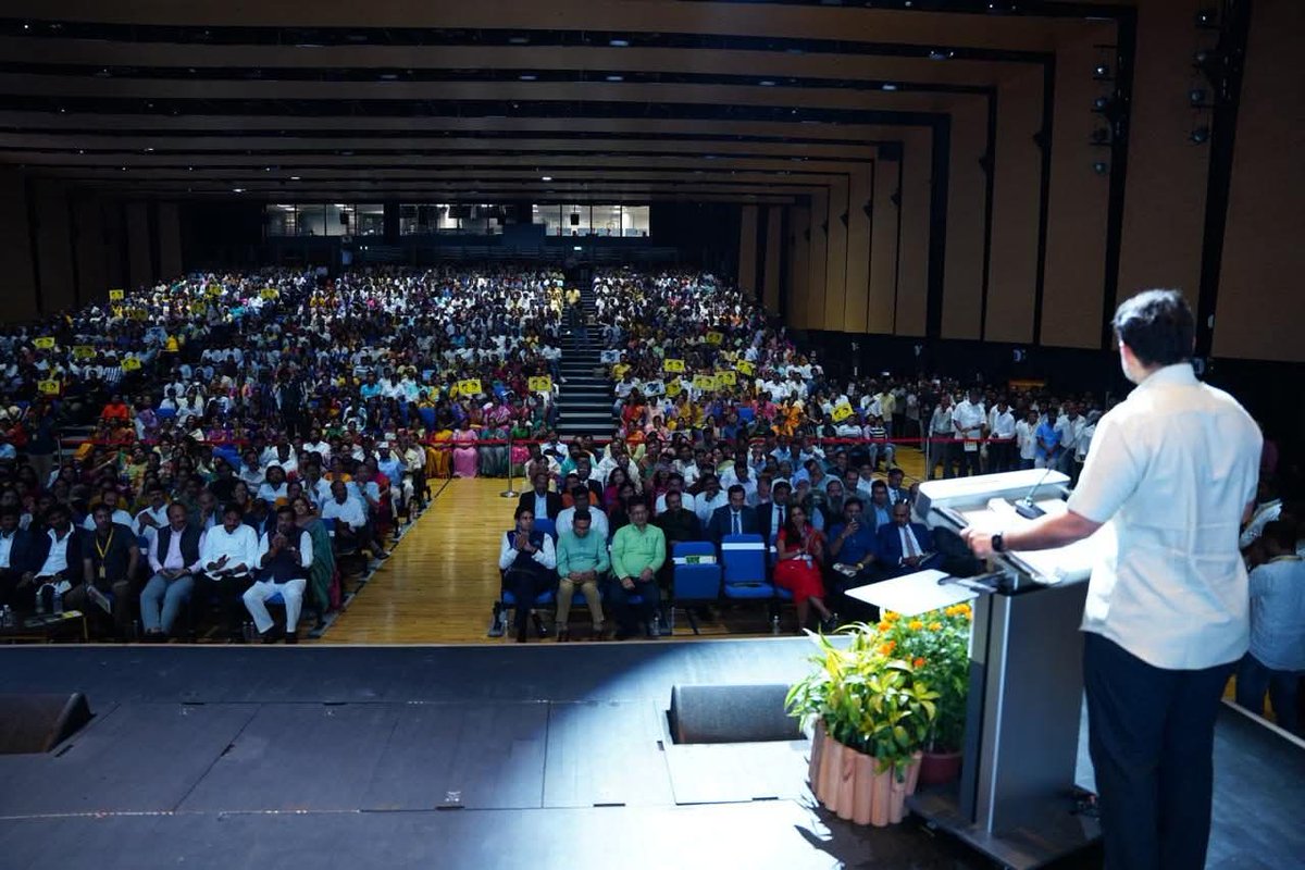 YashTDP_'s tweet image. సమావేశం చివర్లో క్షమాపణలు & బంపర్ ఆపర్
ఇది సినిమా హాలు కాదు, ఫ్యాన్స్ షో కాదు. నాయుడు కోసం సింగపూర్ లో.. ఊహించిన దానికంటే ఎంతో ఎక్కువ మంది తరలివచ్చారు. సీబీఎన్ క్రేజ్ రోజు రోజుకూ పెరుగుతోంది. ఎవరూ అంచనావెయ్యలేకపోతున్నారు. జన సందోహాన్ని అంచనా వేయడంలో తాము విఫలమయ్యామని…