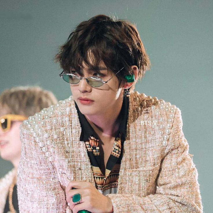 thvfolder_'s tweet image. Just V being V – effortlessly cool and captivating. 💫