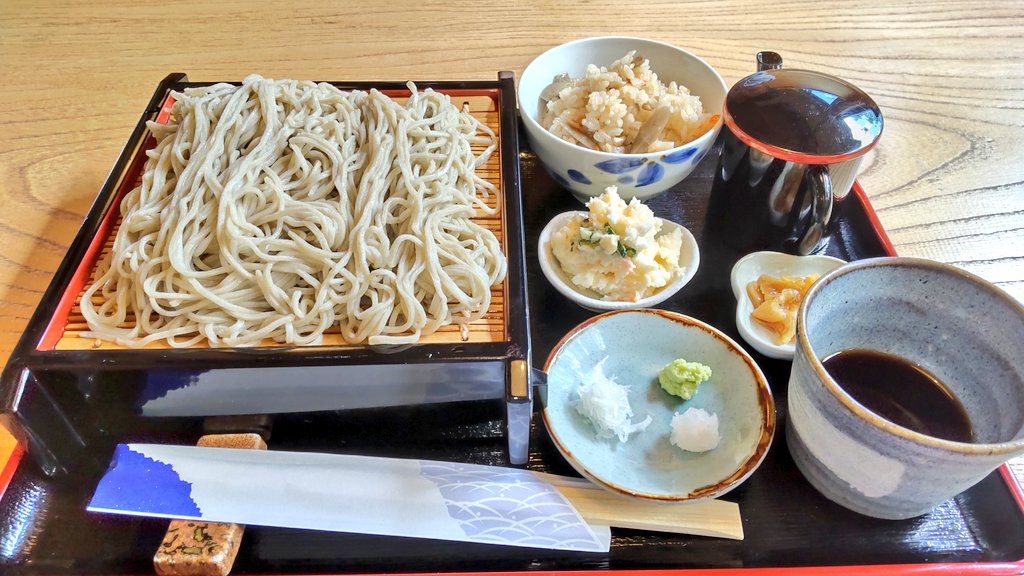 fromFukuyama's tweet image. 土日限定の十割蕎麦
食べたくて
11時40分頃に行ったら
私の前にお待ちの
5人家族さんで
残り2.5人分😱
もちろん
私の時には完売😂
ニハ蕎麦の
ざるそば定食大盛
美味しく頂きました😋
待ち時間が長くて
メニューも少ないけど
お蕎麦好きなら
満足できるお店
#手作りめん処
#生房